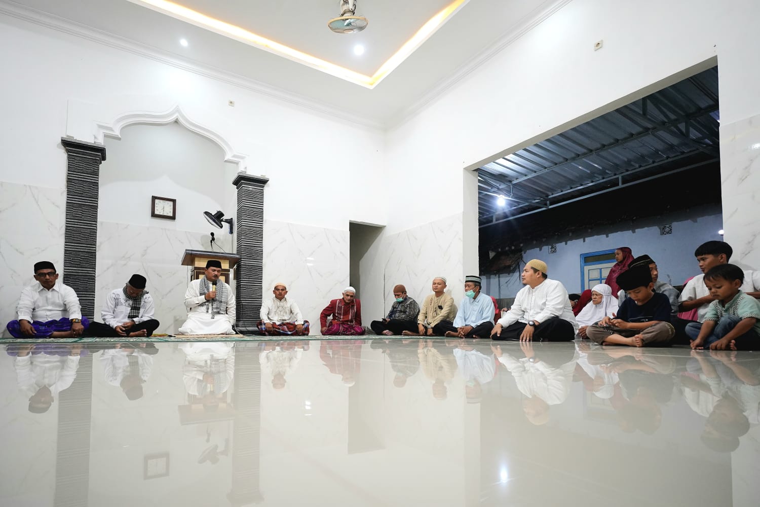 Foto 2 dari 10: Salat Isya di Musala Baiturahim, Wali Kota Salurkan Bantuan Pembangunan Rp 50 Juta