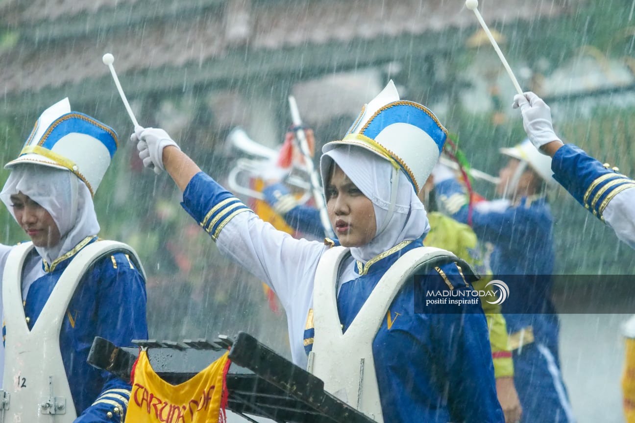 Foto 3 dari 8: Hujan Bukan Halangan, Peserta Parade Senja Tetap Tampil Menawan