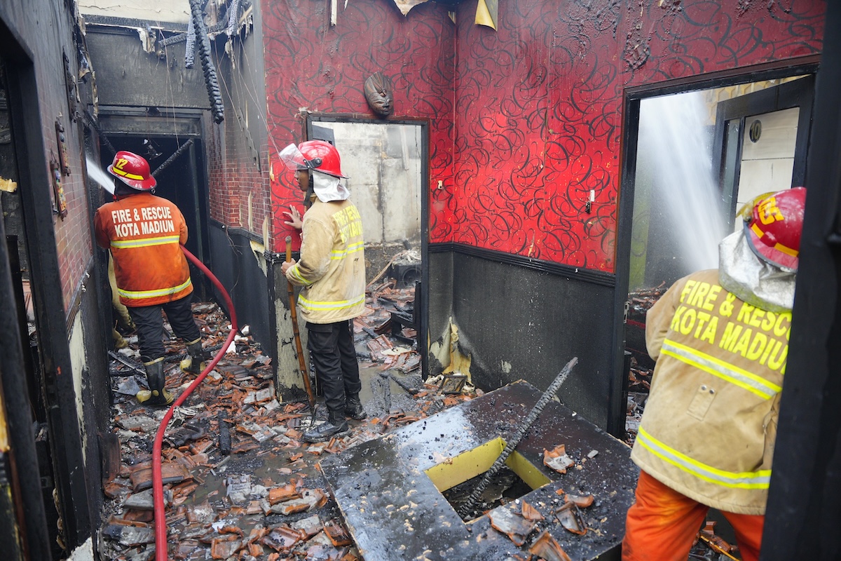 Foto 4 dari 8: Famous Cafe dan Karaoke Terbakar, Api Berhasil Dipadamkan Kurang dari 1,5 Jam Kemudian