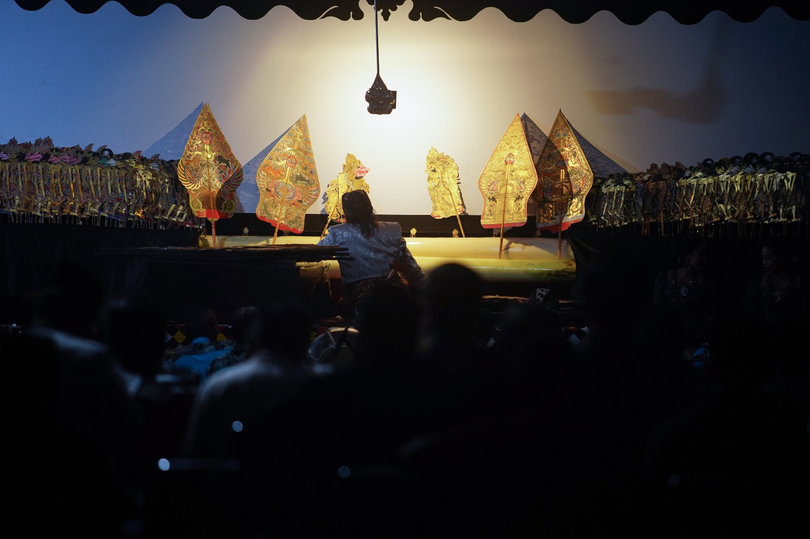 Foto 9 dari 10: Hadiri Pagelaran Wayang Kulit Peringatan HUT Yonif Para Raider 501, Wali Kota: Usia Tua Penampilan Harus Muda
