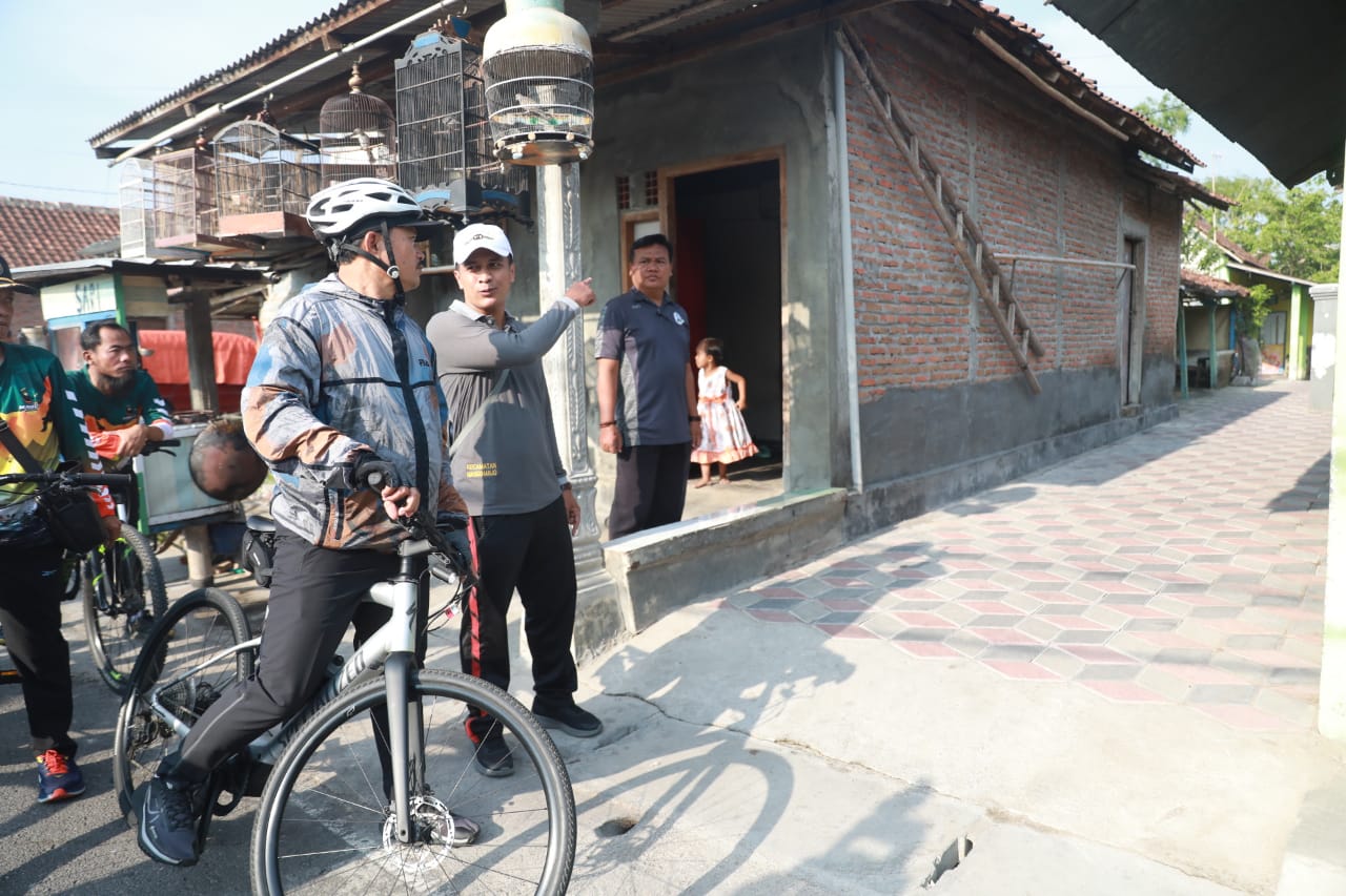 Foto 1 dari 18: Gowes Pagi, Wali Kota Cek Pavingisasi Hingga Ke Gang Kecil