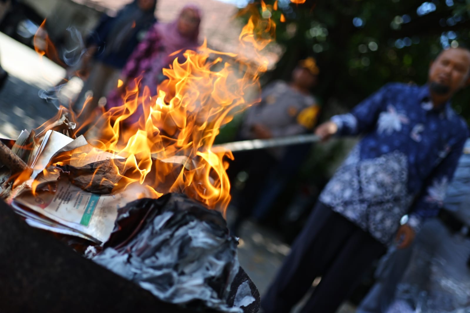 Foto 4 dari 7: Agar Tak Disalahgunakan, KPU Musnahkan Ratusan Sisa Surat Suara Pemilu 2024