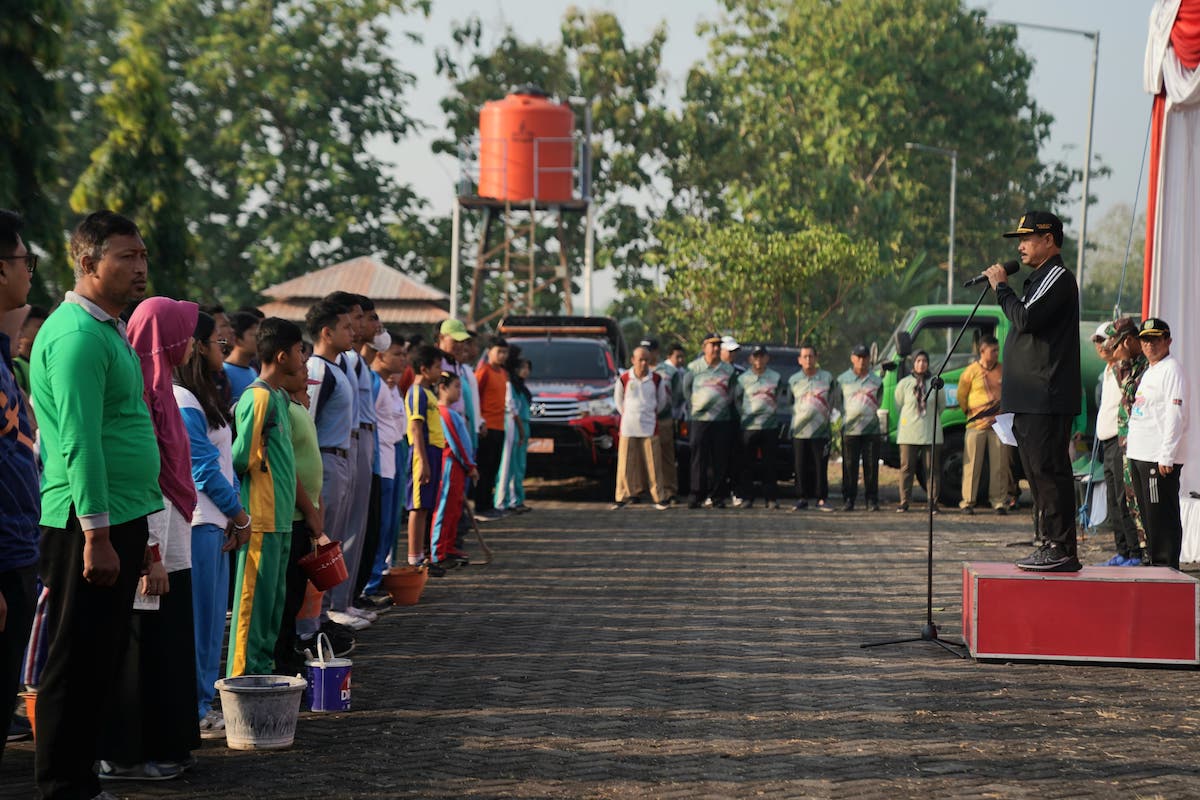 Foto 4 dari 9: Aksi Nyata GNRM, Wali Kota Pimpin Pencanangan Program 1 Siswa 1 Pohon