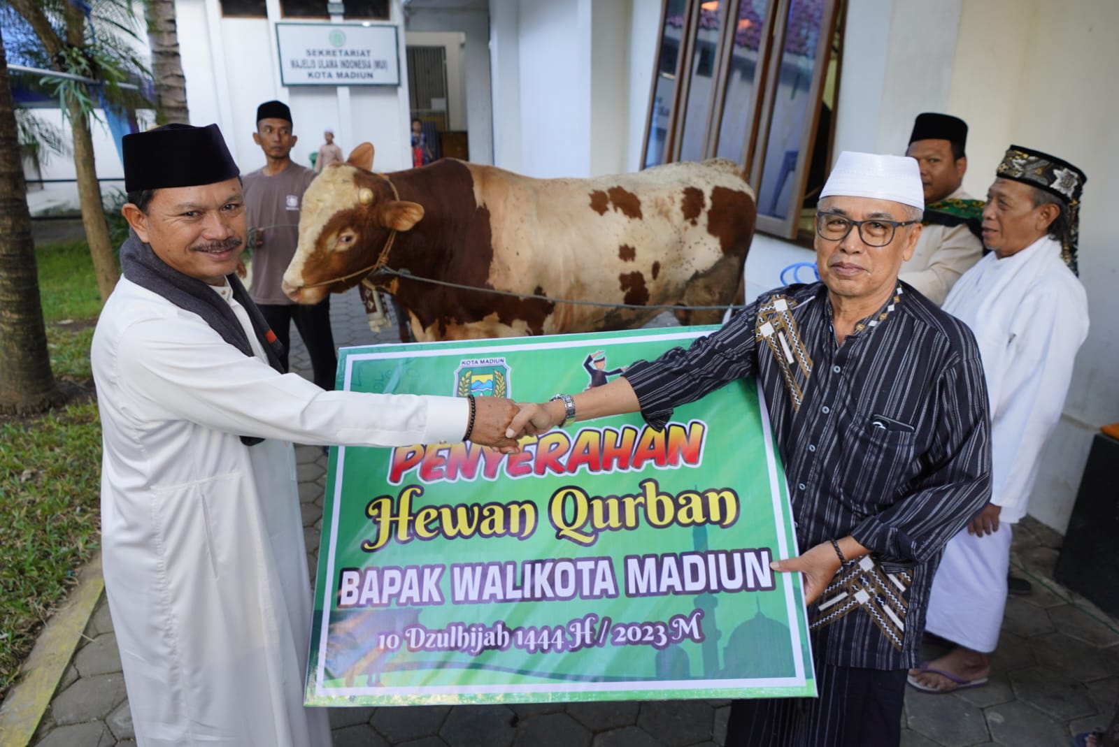 Foto 3 dari 8: Salat Idul Adha di Masjid Agung Baitul Hakim, Wali Kota Pesan Pembagian Tepat Sasaran