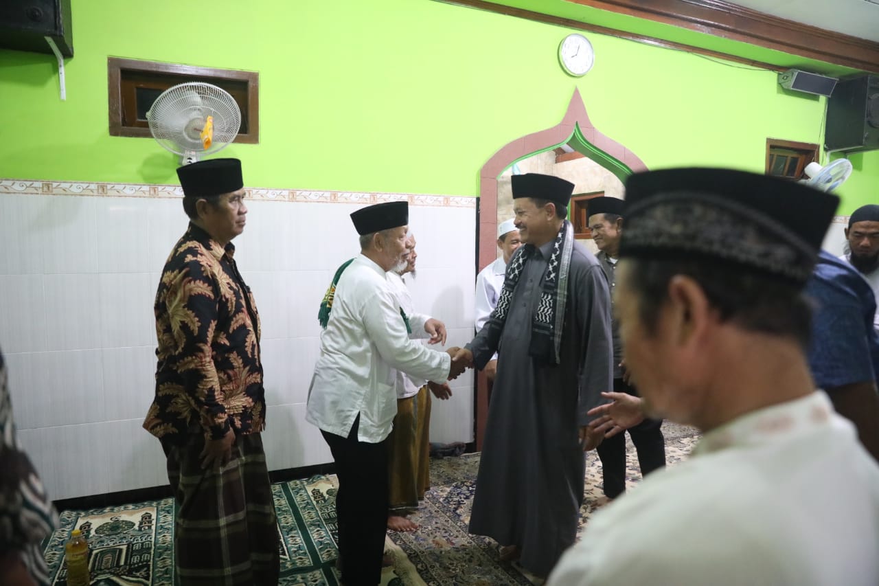 Foto 9 dari 10: Isya Berjamaah di Musala Baitul Muttaqin, Wali Kota Ajak Masyarakat Sampaikan Aspirasi