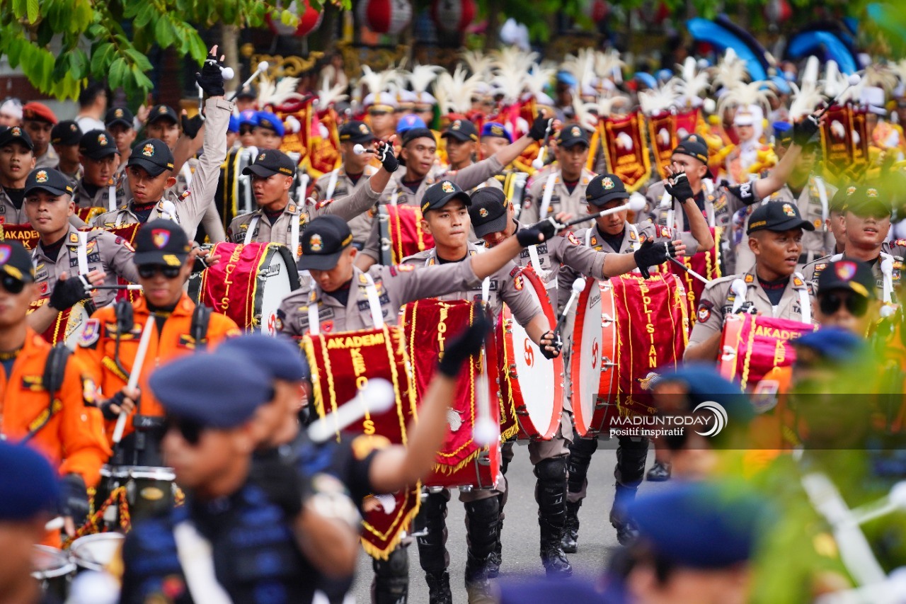 Foto 10 dari 19: Sukses Memukau Masyarakat, Aksi Drumcorps Pelopor Cenderawasih Akpol Dapat Apresiasi Wali Kota Maidi