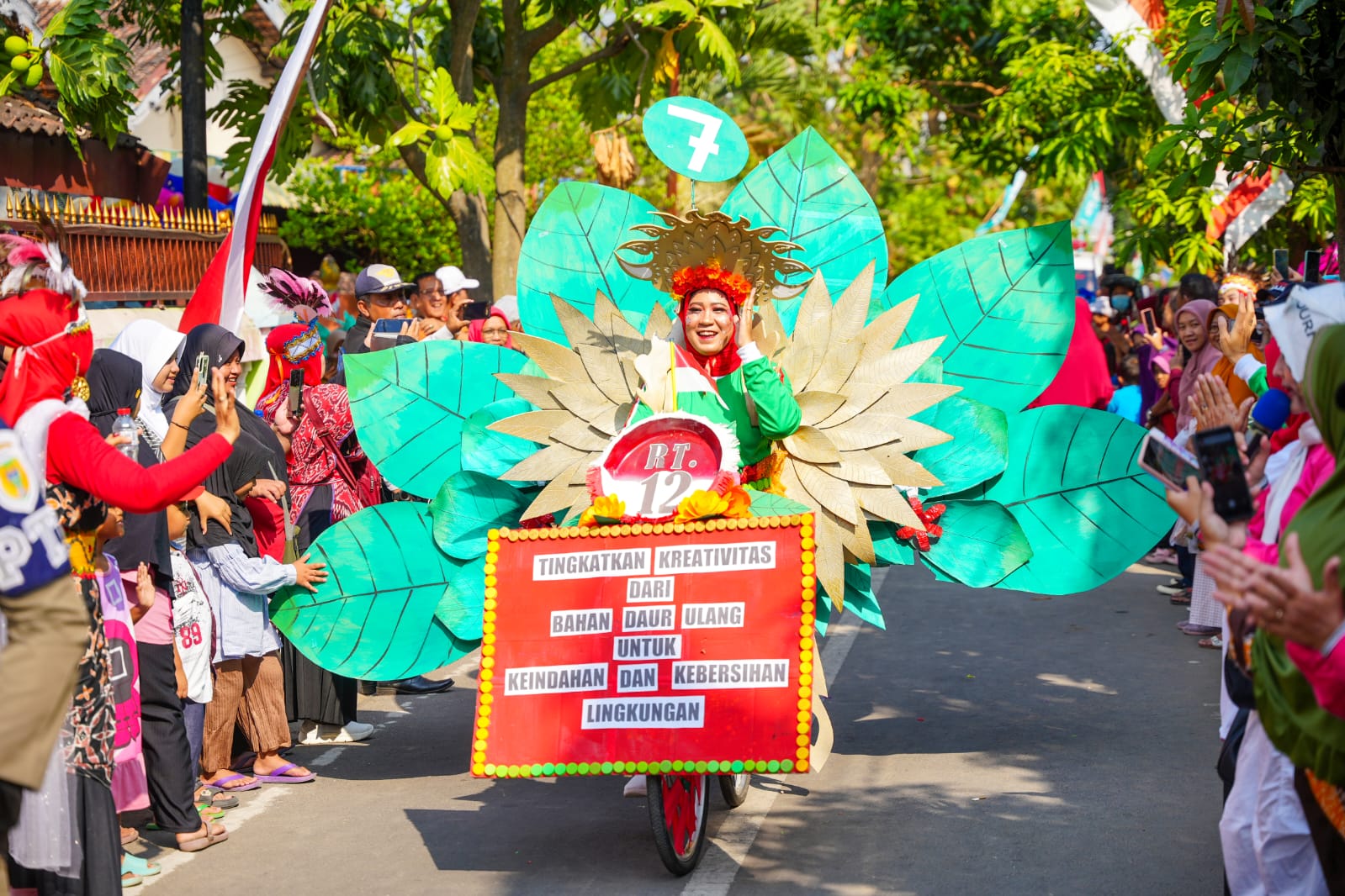 Foto 8 dari 9: Bertabur Kreasi Warga Lewat Blooming Carnival Kelurahan Banjarejo