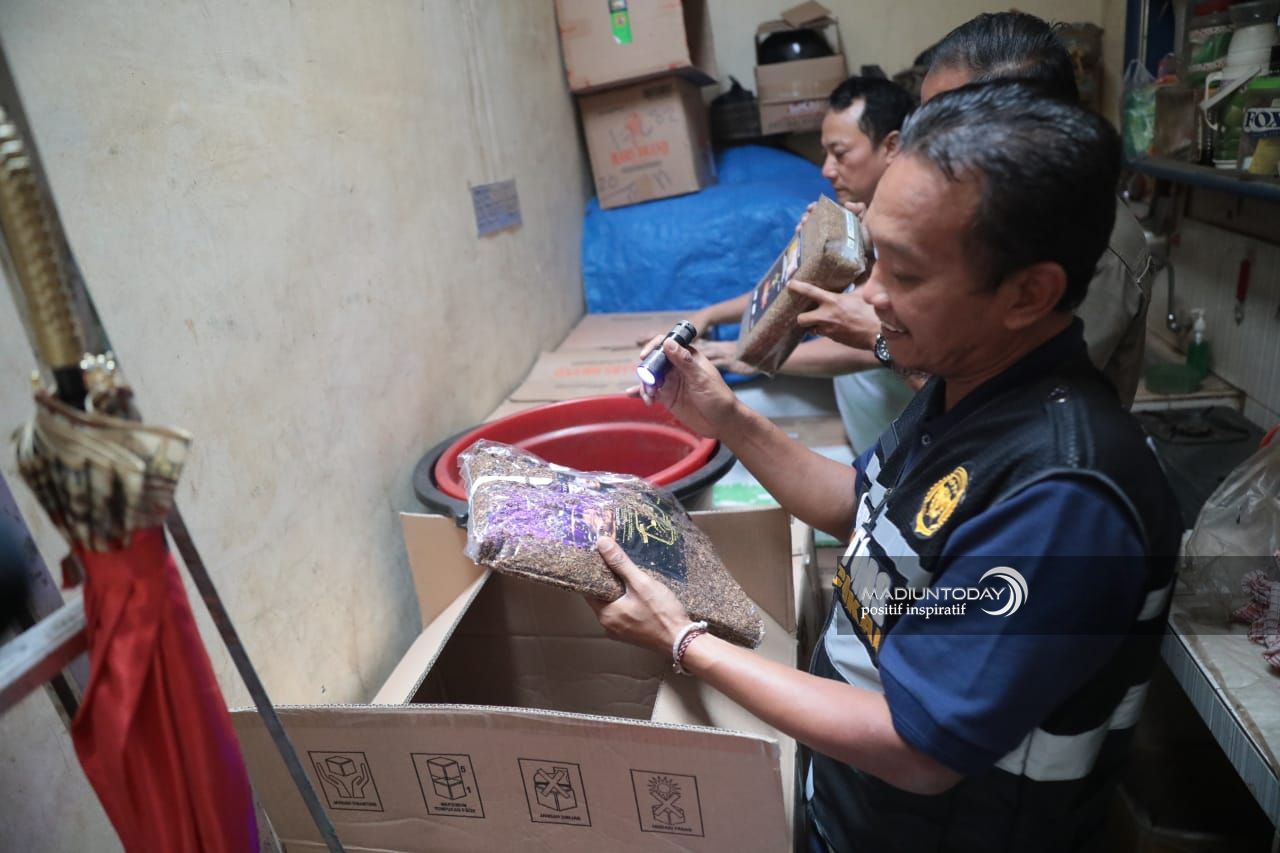 Foto 10 dari 13: Berantas Peredaran Rokok Ilegal, Satpol PP-Bea Cukai dan Tim Gabungan Gelar Razia