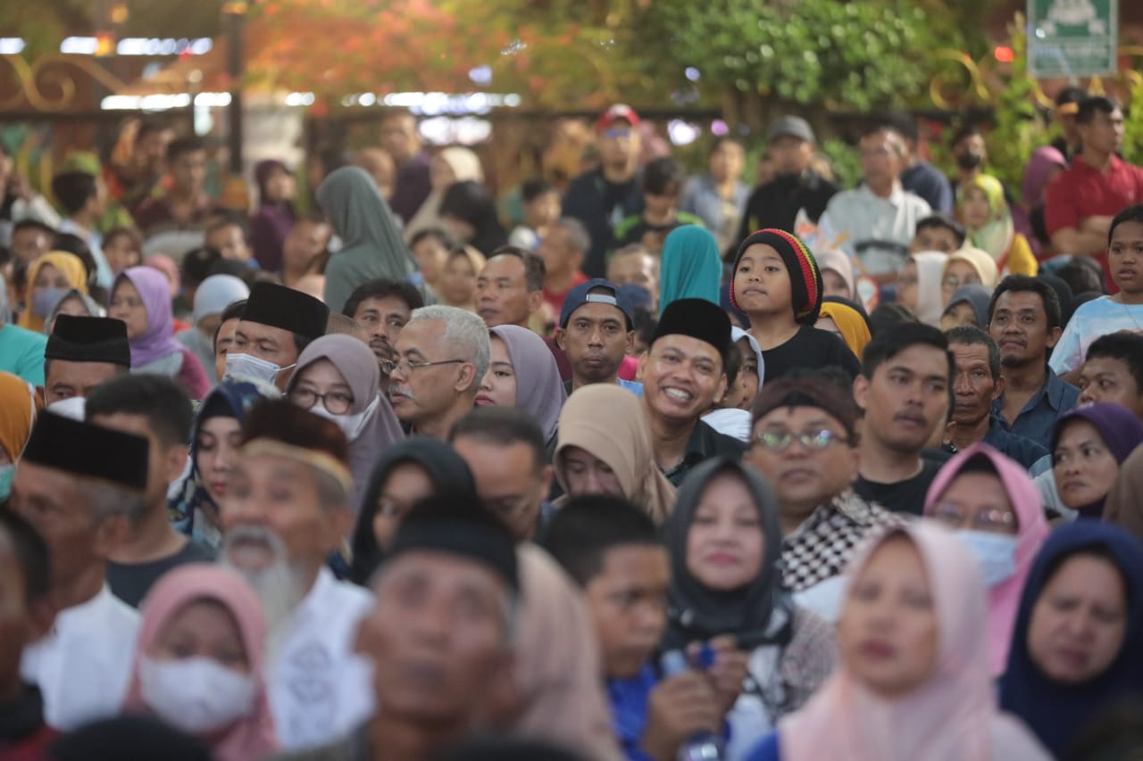 Foto 11 dari 16: Tak Hanya Beri Hiburan, Wali Kota Juga Salurkan Bantuan dan Borong Jajan untuk Dibagikan Saat Pagelaran Wayang
