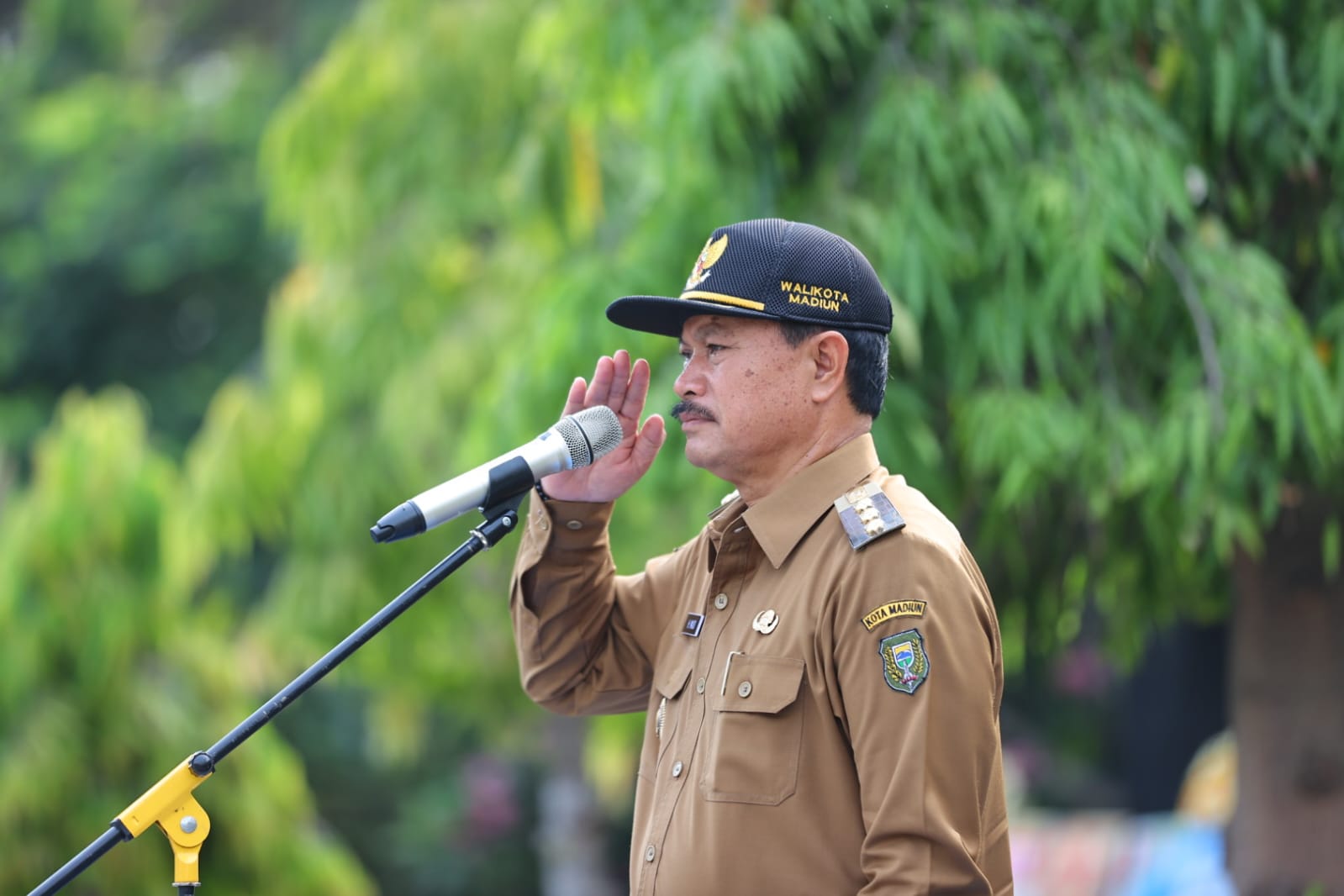 Foto 7 dari 9: Jadi Pembina Upacara di SMAN 3 Taruna Angkasa, Wali Kota: Pelajar Jangan Sampai Jadi Korban Perubahan