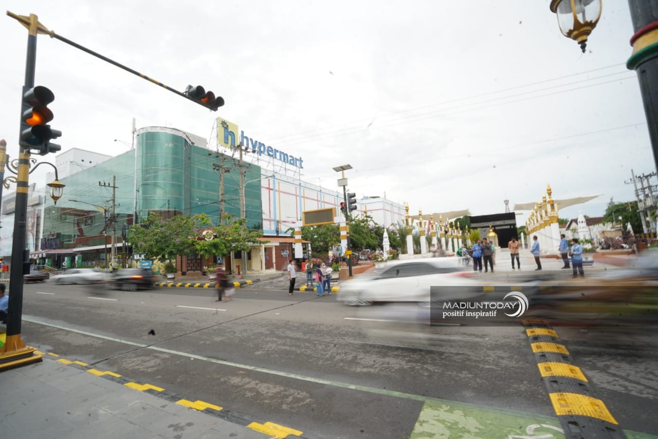 Foto 3 dari 4: Fasilitasi Pengunjung Dari "Singapura" Ke "Mekkah", Wali Kota Pasang Rubber Speed Dan Pelican Crossing Di PSC