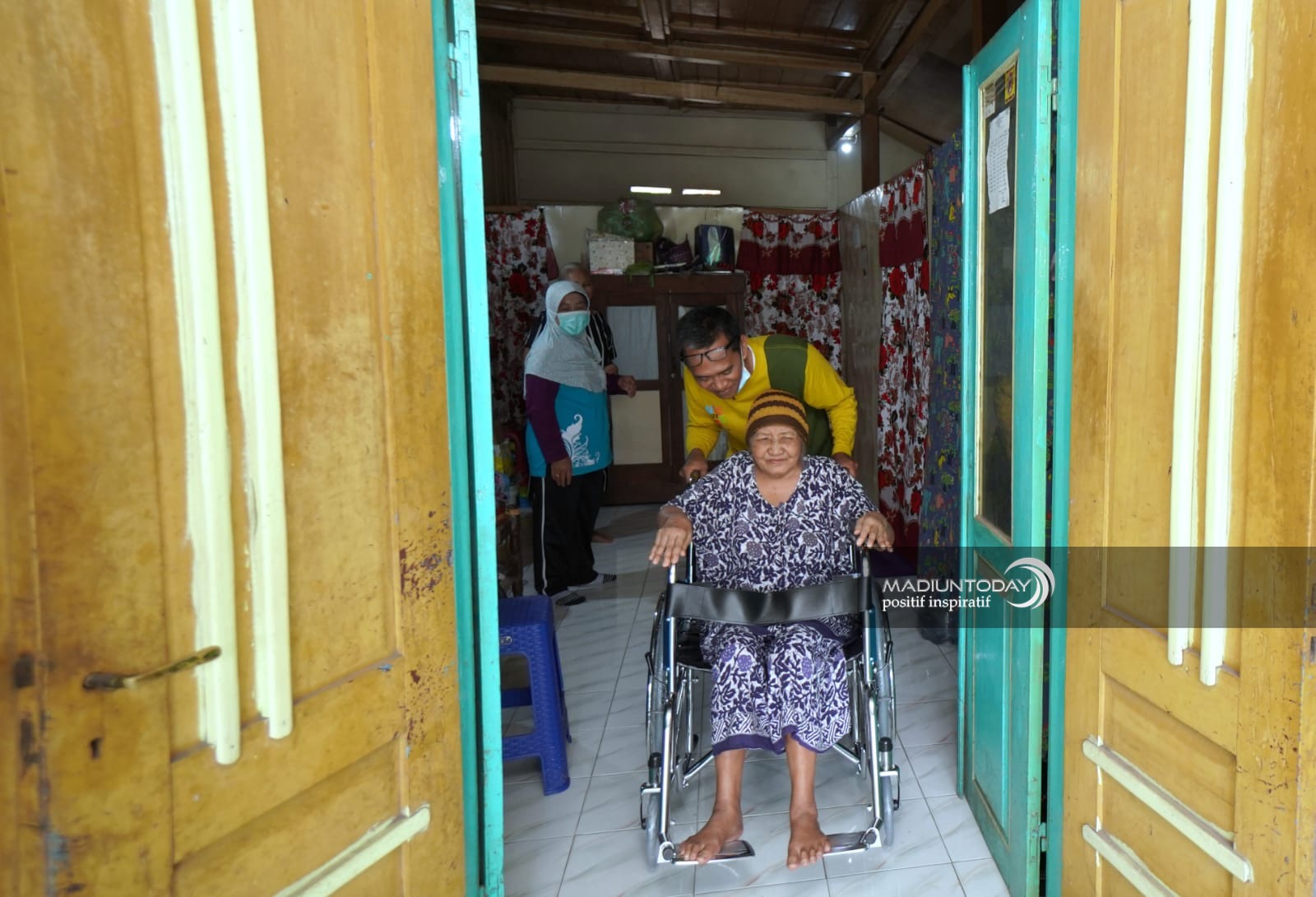 Foto 8 dari 9: Fasilitasi Alat Bantu Layak Bagi Disabilitas, Pemkot Madiun Berikan Empat Kursi Roda Baru untuk Warga