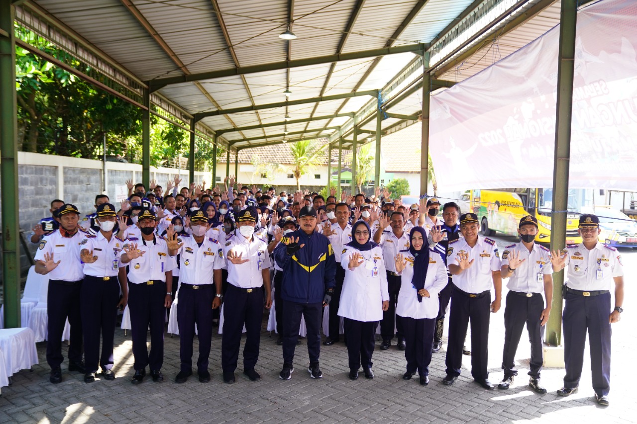 Foto 9 dari 10: Peringati Hari Perhubungan Nasional, Wali Kota Beri Pembinaan Pegawai Dishub
