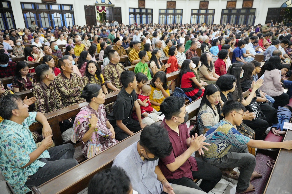 Foto 2 dari 8: Tinjau Pelaksanaan Ibadah Natal di Sejumlah Gereja, Wali Kota Pastikan Perayaan Natal Aman dan Nyaman di Kota Pendekar