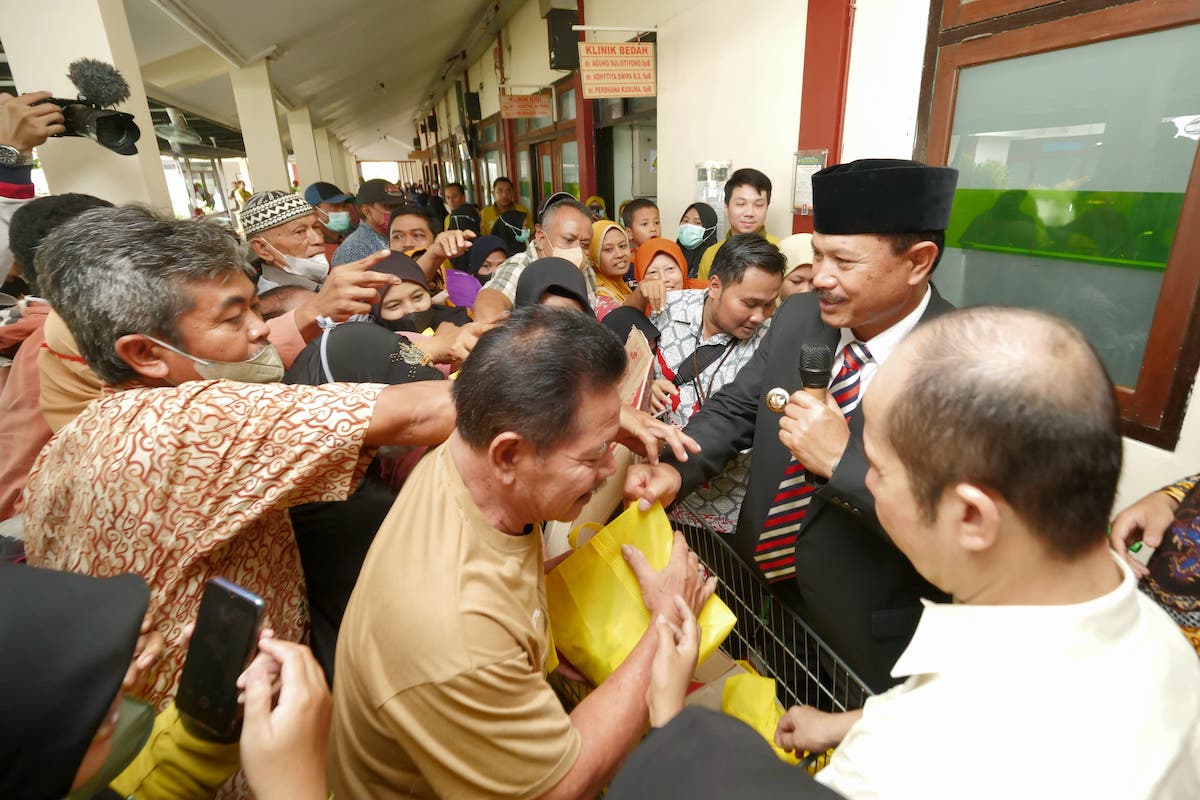 Foto 8 dari 9: Peringati HKN, Wali Kota Senam Hingga Bagikan Hadiah ke Pasien RSUD Kota Madiun
