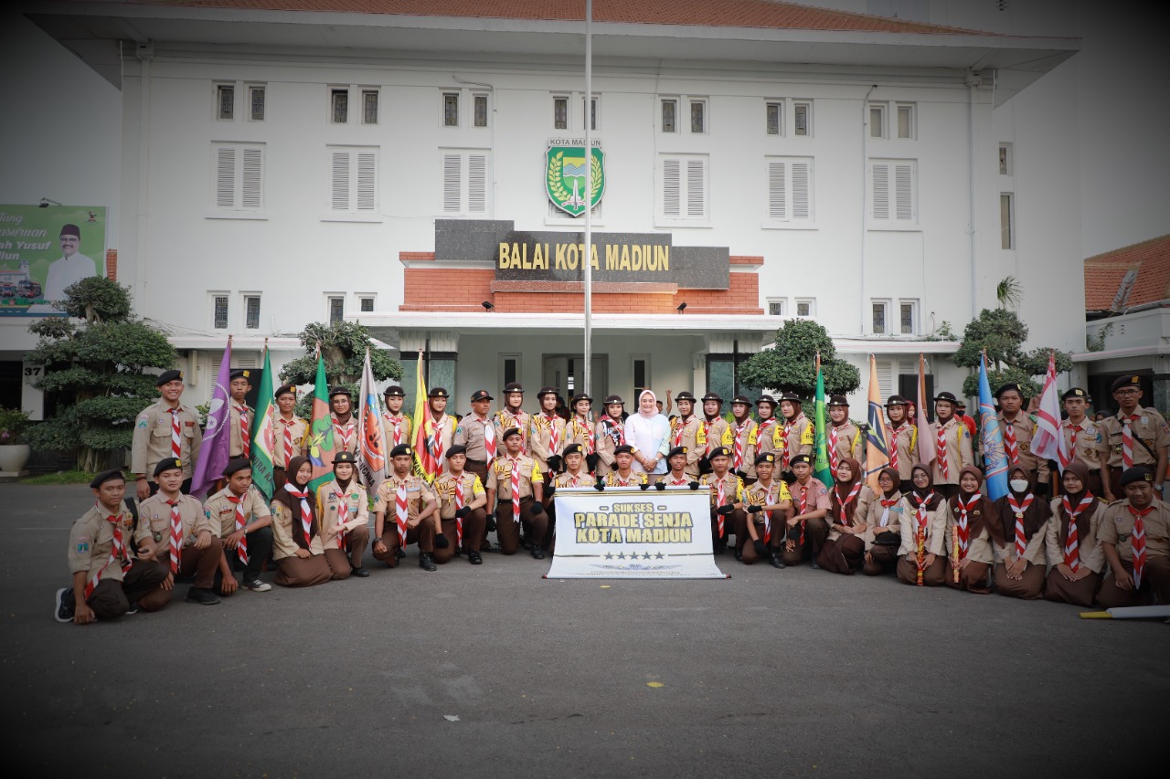Foto 4 dari 9: Parade Senja SMPN 10 dan PBB Kreasi Kwarcab Pramuka Kota Madiun Banjir Atensi