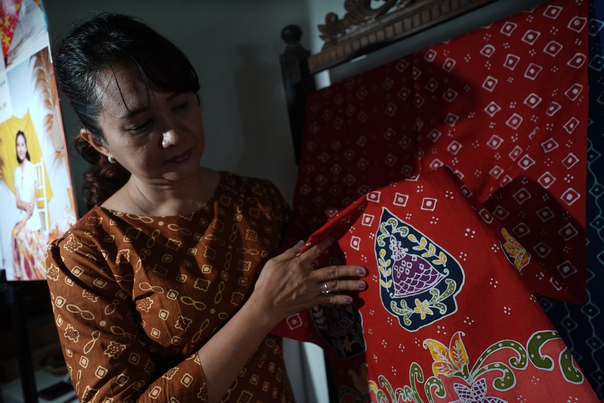 Foto 4 dari 5: Bercerita Kekhasan Kota Lewat Dua Motif Mempesona, Veronika Sukses Kenalkan Batik Hingga Mendunia