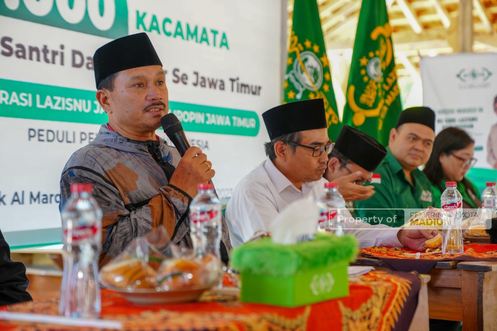 Foto 2 dari 8: Iropin - Lazisnu Bagikan Kacamata Untuk Siswa, Wali Kota : Bantu Wujudkan Generasi Emas 2045