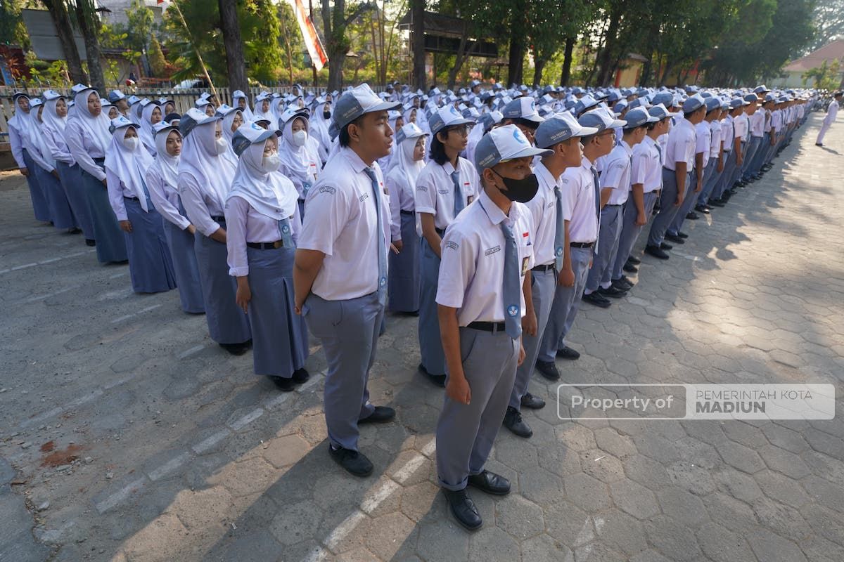 Foto 3 dari 9: Mengenang Masa Sekolah, Wali Kota Jadi Pimpinan Apel Di SMAN 1