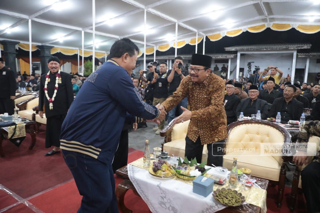Foto 2 dari 13: Hadiri Pagelaran Wayang Kulit HUT 101 PSHT, Wali Kota: Pencak Silat Simpan Potensi Seni, Budaya, dan Ekonomi