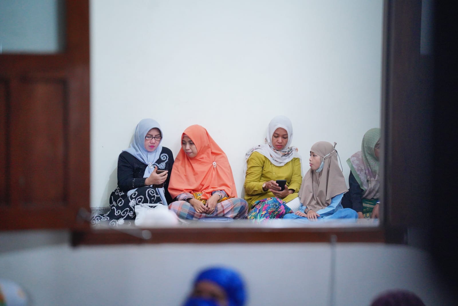 Foto 9 dari 10: Salat Isya dan Tarawih di Masjid Kuncen, Wali Kota Harapkan Kerukunan Terjaga