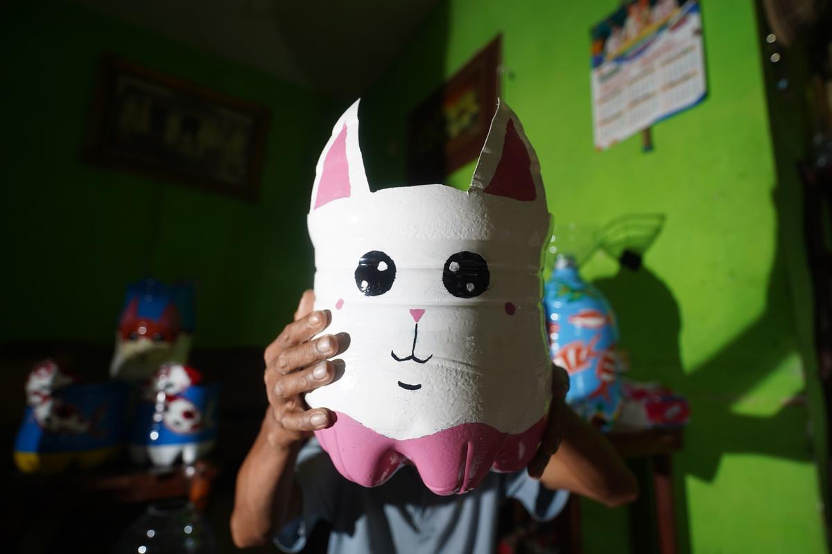Foto 3 dari 5: Unik! Manfaatkan Sampah Plastik Jadi Pot Tematik yang Cantik
