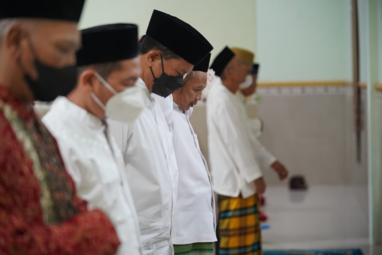 Foto 2 dari 10: Salat Isya di Masjid Al Mubarok, Wali Kota Bagikan Bibit Tanaman untuk Kemandirian Pangan