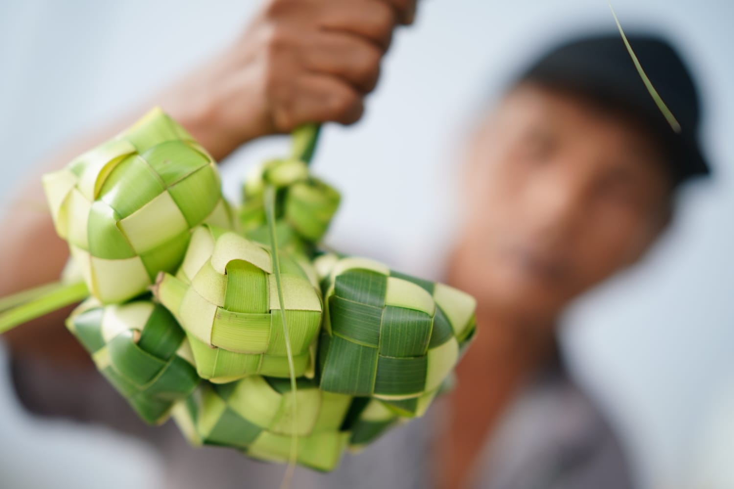 Foto 2 dari 10: Baru H+3 Lebaran, Pedagang Ketupat PBM Akui Penjualan Tahun Ini Lebih Laris