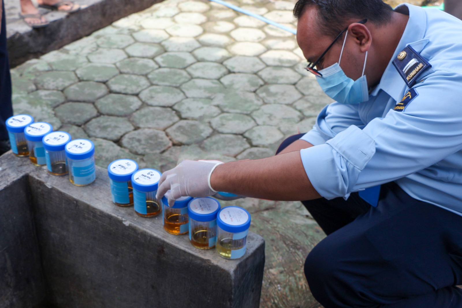 Foto 2 dari 4: Wujudkan Zero Halinar, Lapas Kelas I Madiun Gelar Sidak Dan Tes Urine Bagi Warga Binaan