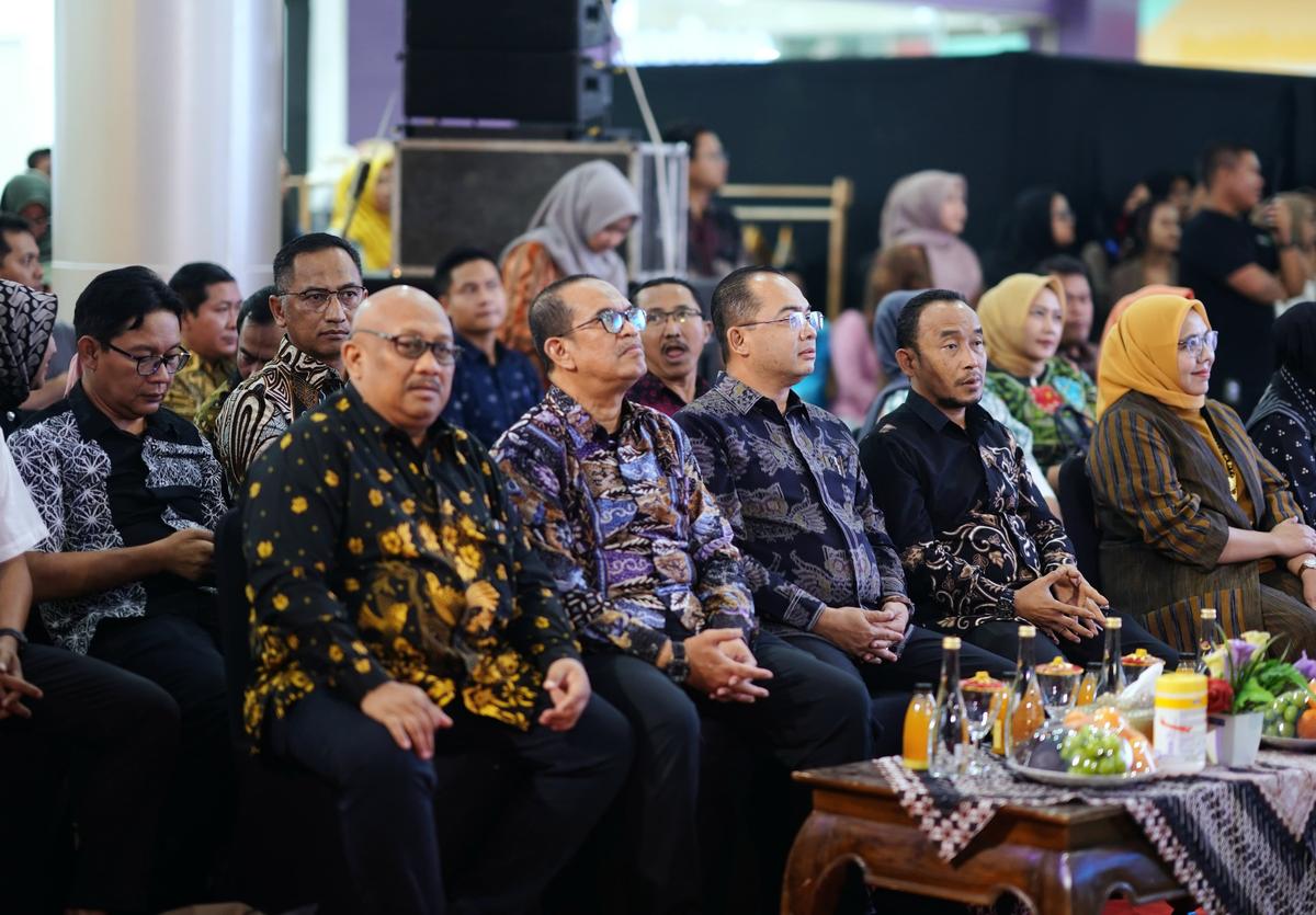 Foto 3 dari 13: Buka Kemilau Batik Nusantara, Pj Wali Kota Ingin Batik Semakin Dikenal dan Dicintai