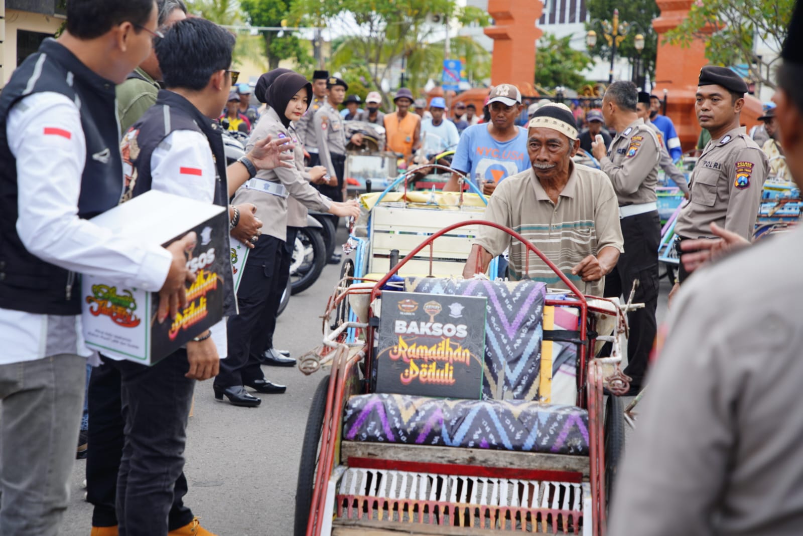 Foto 6 dari 10: Saling Berbagi, Polres Madiun Kota Bersama HDCI Gelar Bakti Sosial