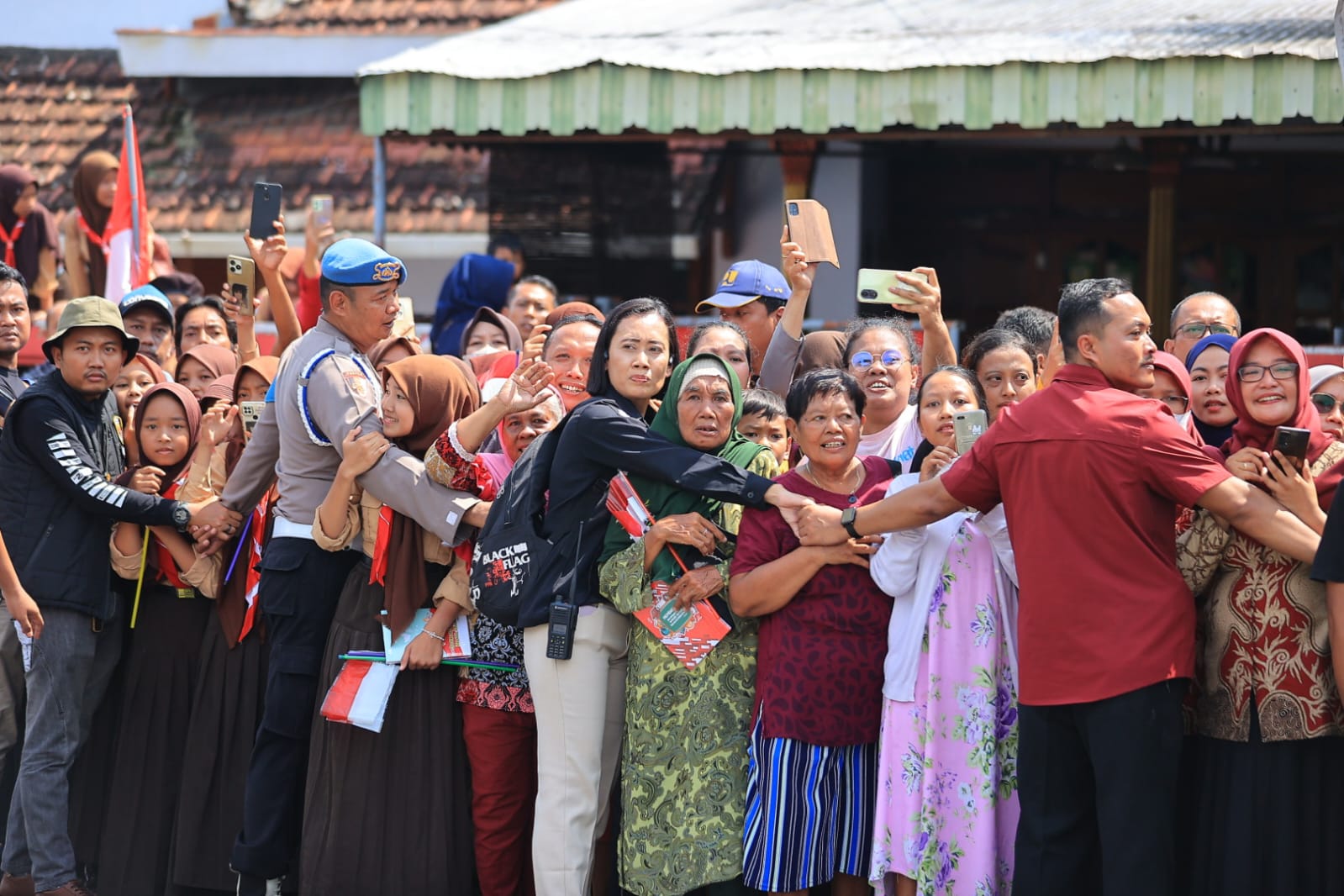 Foto 5 dari 5: Antusias Luar Biasa Sambut Kepala Negara