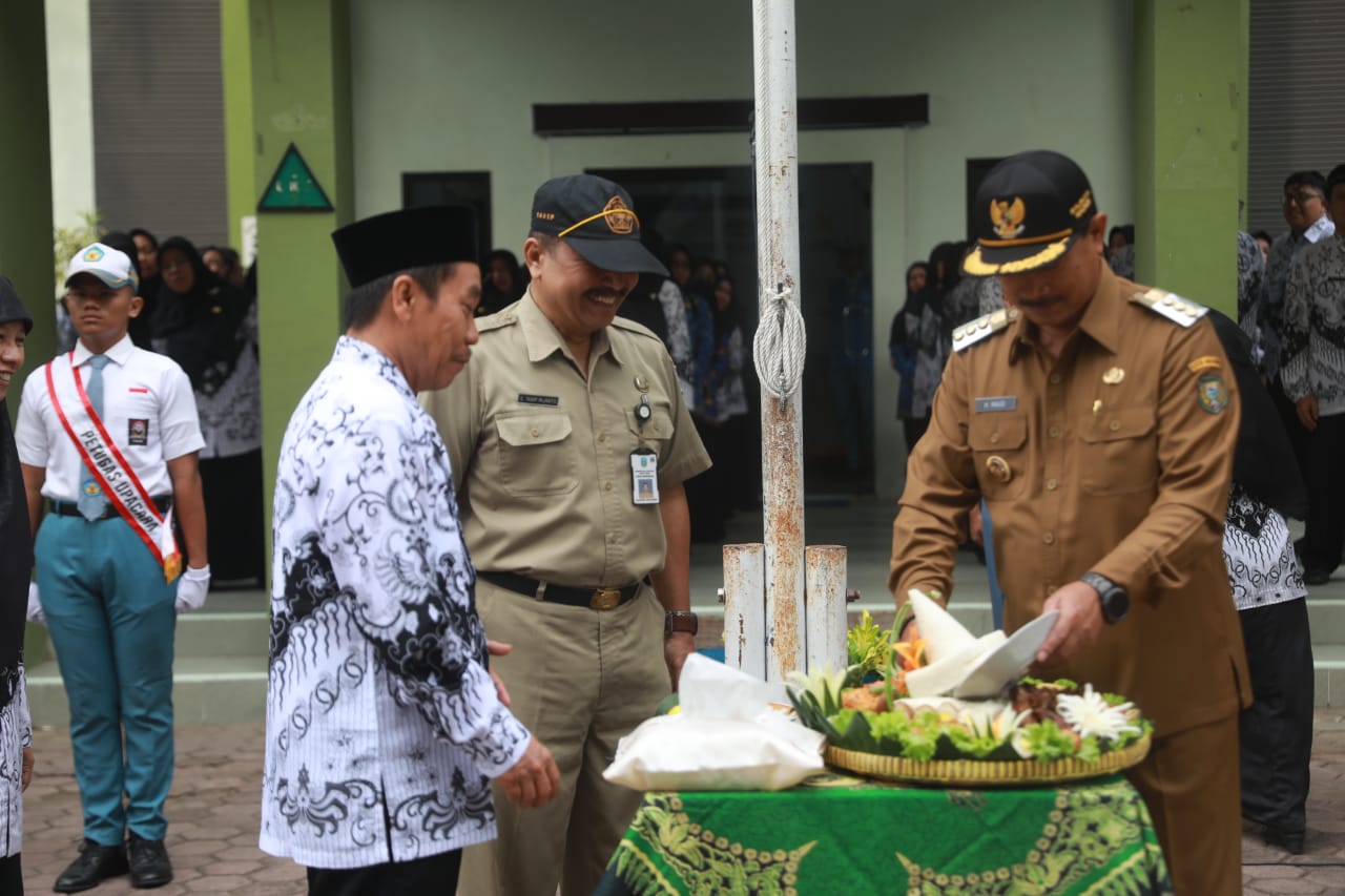 Foto 10 dari 13: Jadi Pembina Upacara di SMKN 3, Wali Kota: Kota Kita Kota Layak Anak, Mari Kita Jaga Bersama