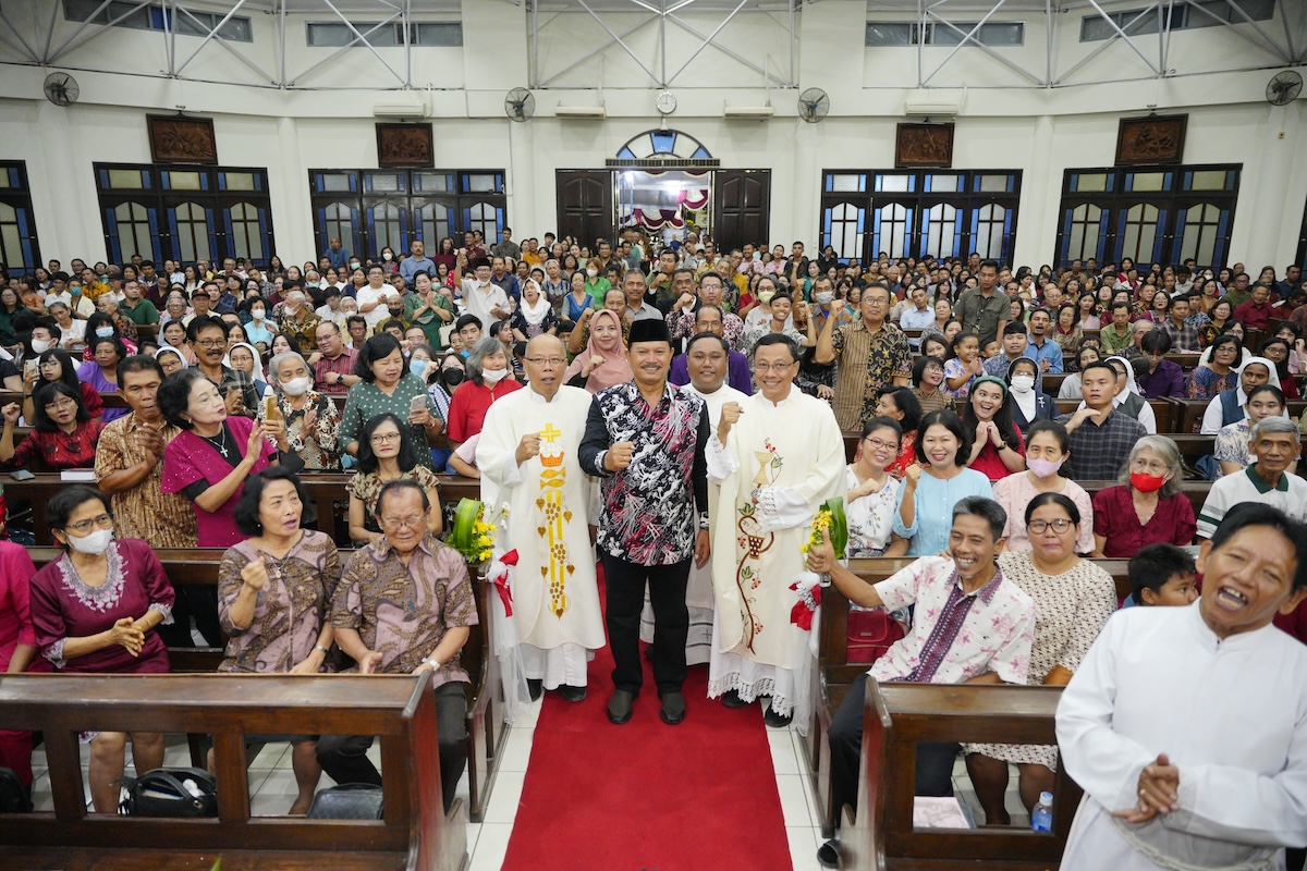 Foto 4 dari 8: Tinjau Pelaksanaan Ibadah Natal di Sejumlah Gereja, Wali Kota Pastikan Perayaan Natal Aman dan Nyaman di Kota Pendekar
