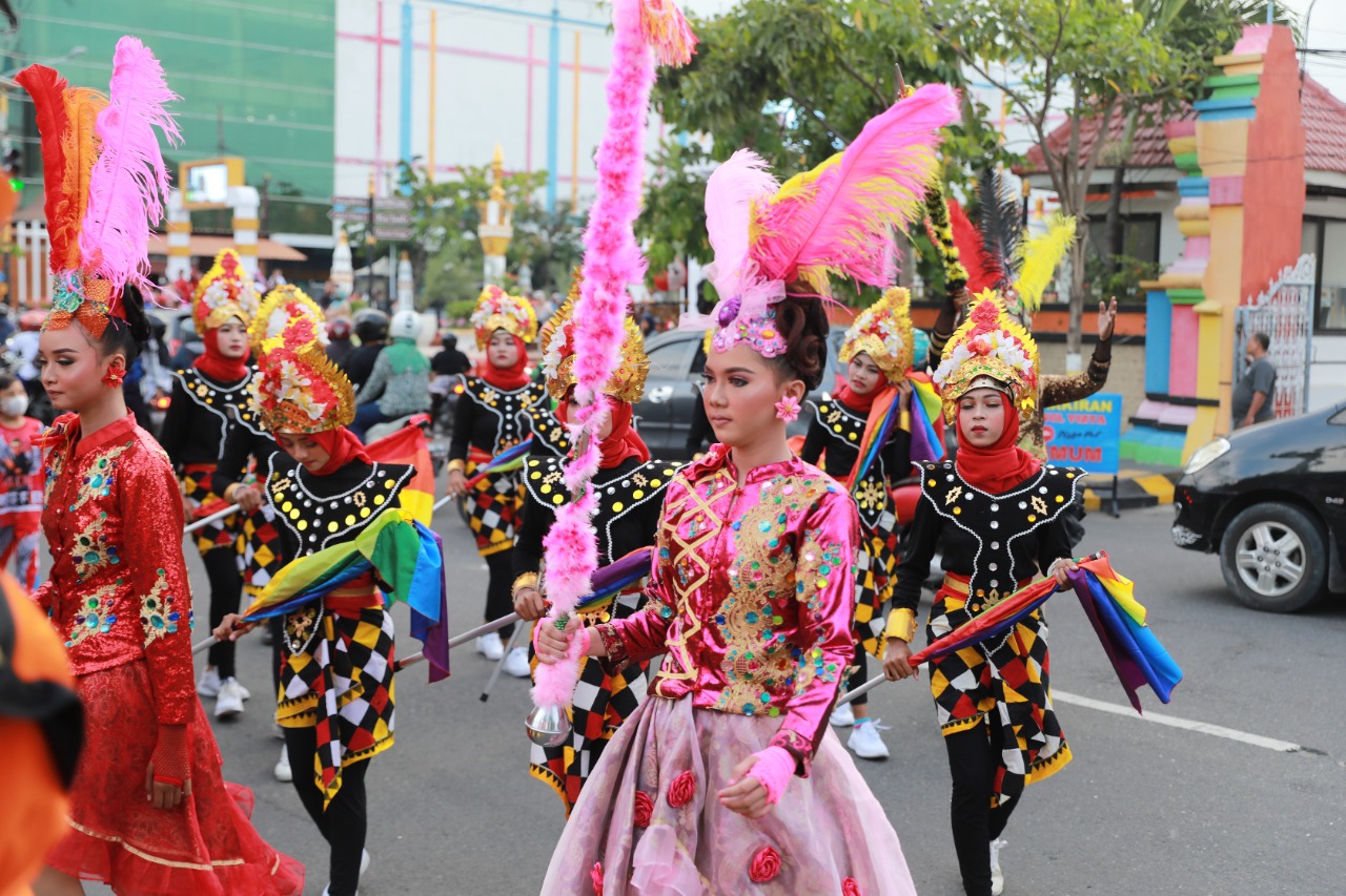 Foto 5 dari 11: Tampil Memukau, Drumband SMPN 11 dan Paskib SMKN 2 Madiun Unjuk Gigi di Parade Senja