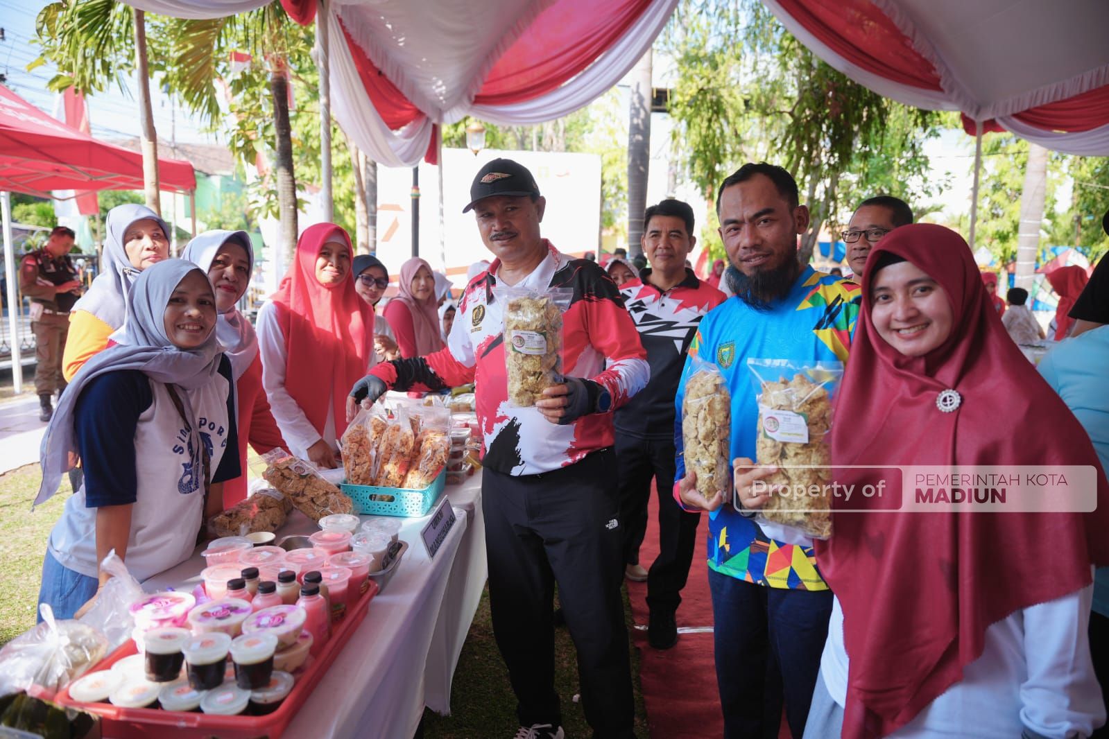 Foto 8 dari 8: Hadiri Senam dan Bazar UMKM Kecamatan Manguharjo, Wali Kota Harap Kegiatan Bisa Terus Dimunculkan