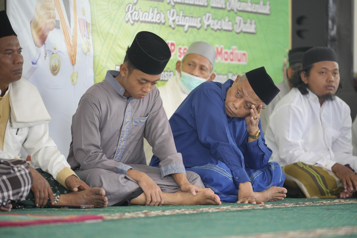 Foto 6 dari 8: Peringati Nuzulul Quran, Wali Kota Juga Serahkan Bansos Untuk Imam Masjid, Marbot, dan Tokoh Agama