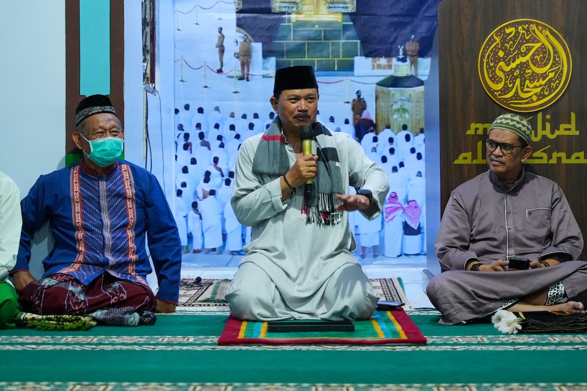 Foto 3 dari 8: Salat Isya di Masjid Al Husna, Wali Kota Salurkan Santunan hingga Bantuan Masjid Rp 18 Juta