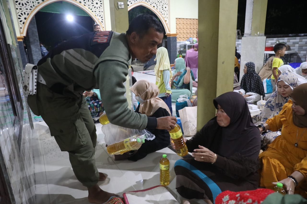 Foto 11 dari 11: Tarawih di Masjid Al-Fitri, Wali Kota Ajak Jamaah Perbanyak Ibadah di Bulan Suci