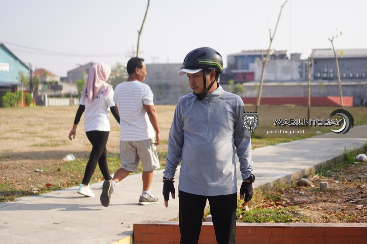 Foto 7 dari 19: Gowes Keliling Kota, Plt Wali Kota Madiun Cek P2L, Data Ekonomi hingga Kebersihan Lingkungan