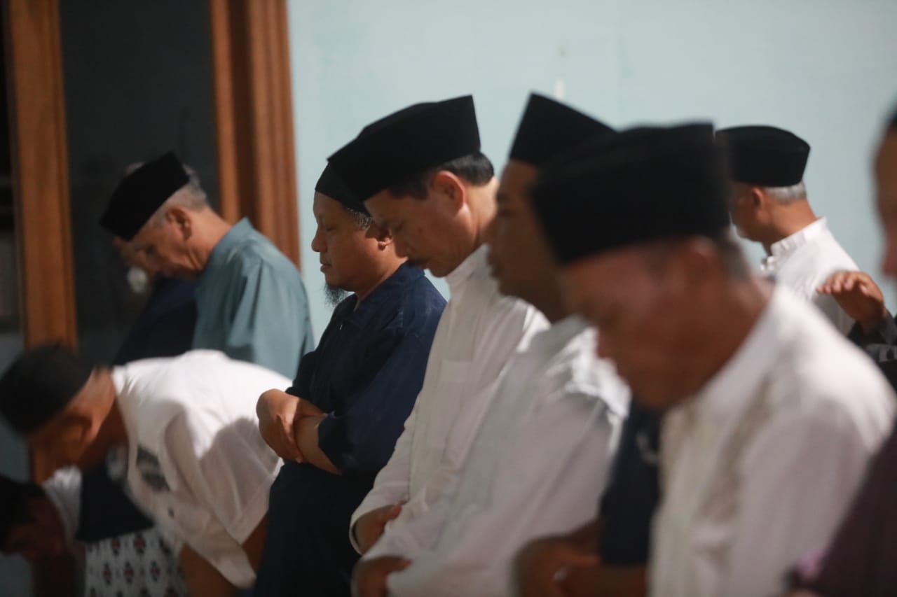 Foto 2 dari 11: Salat Isya di Masjid At Thoilah, Wali Kota Salurkan Bantuan Masjid Hingga Rp 40 Juta