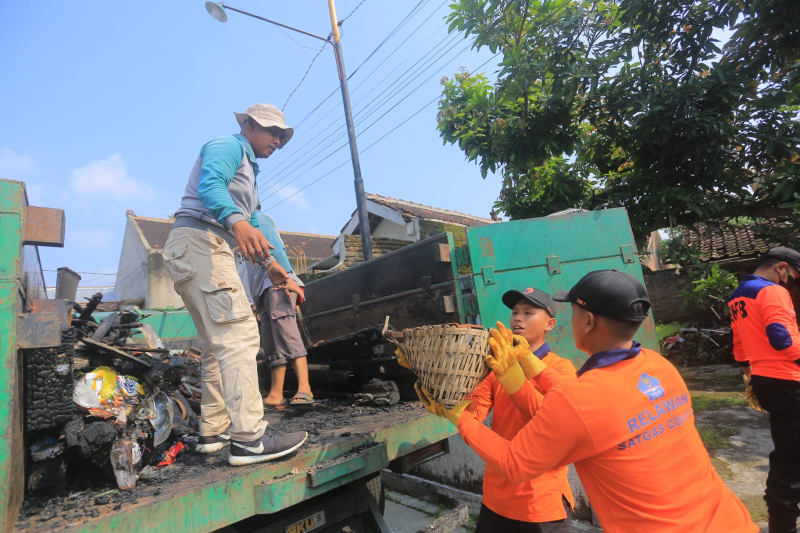 Foto 3 dari 5: Pastikan Penyebab Kebakaran Di Kanigoro, Polisi Gelar Identifikasi Di Lokasi Kejadian