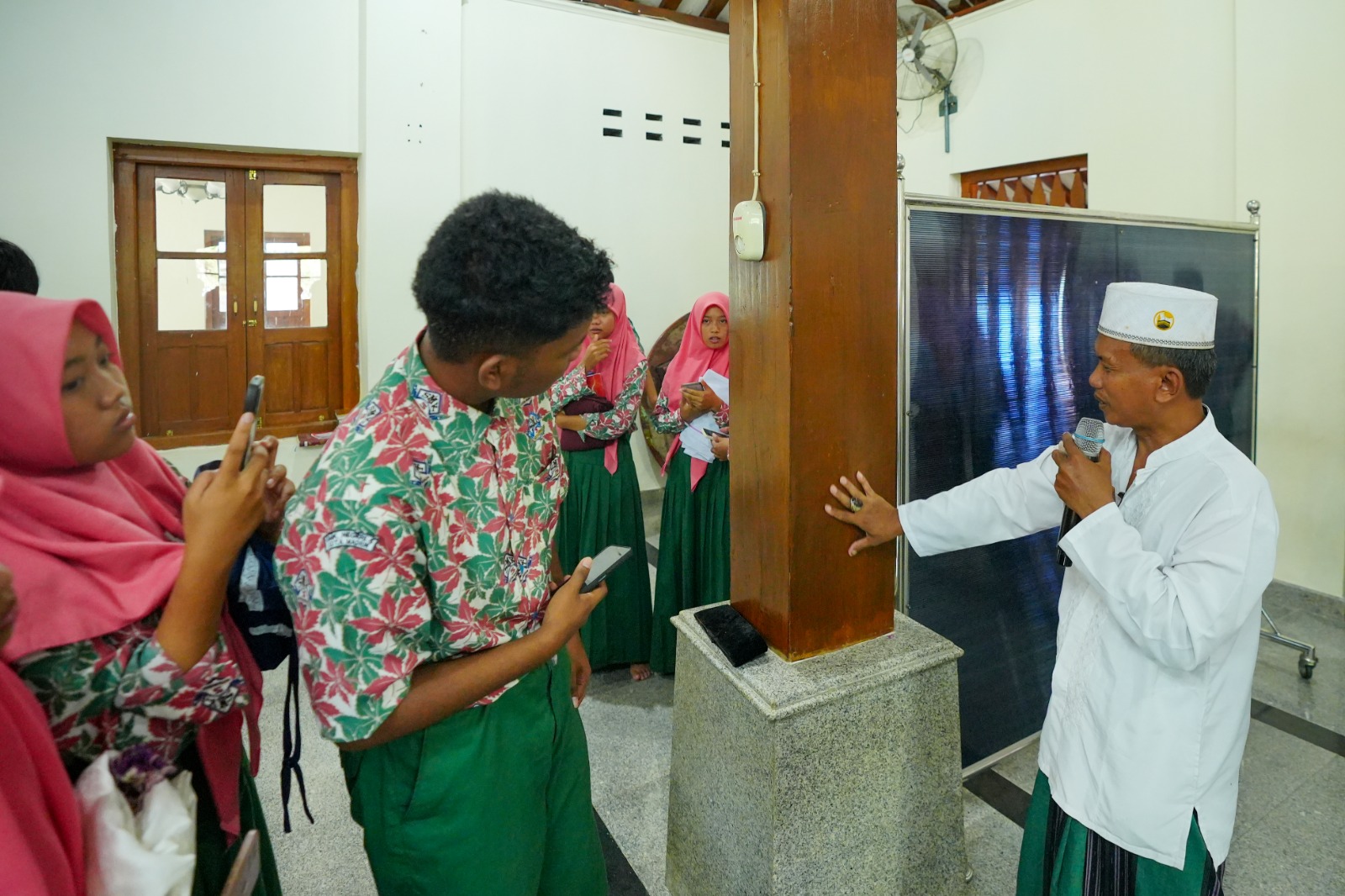 Foto 6 dari 9: Belajar Sekaligus Tumbuhkan Rasa Cinta Kota, Siswa SMKN 5 Gelar ODL di Situs Bersejarah Kota Pendekar