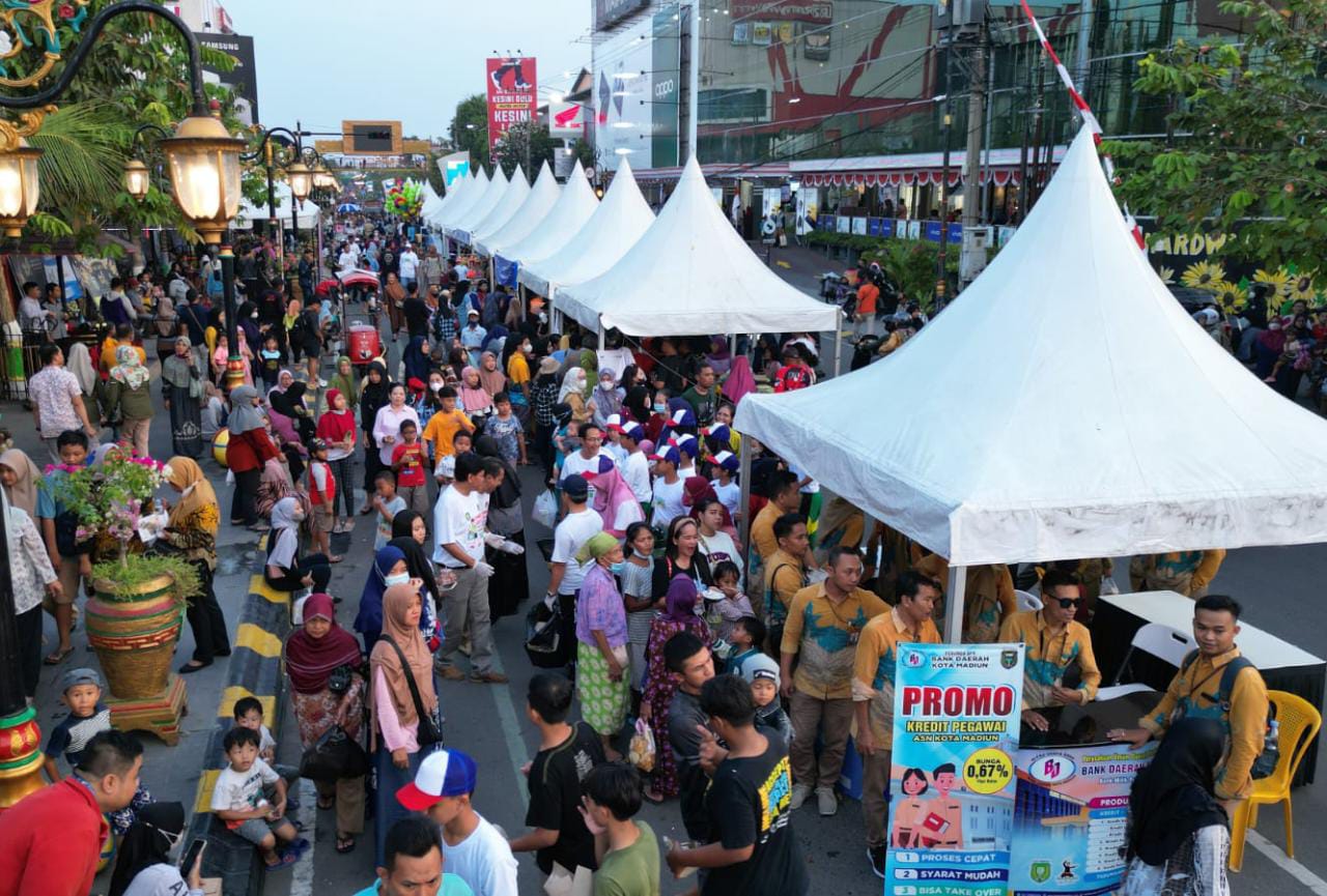 Foto 3 dari 10: Antusias Tinggi, 30 Ribu Lebih Makanan dan Jajanan Habis Tak Ada Satu Jam