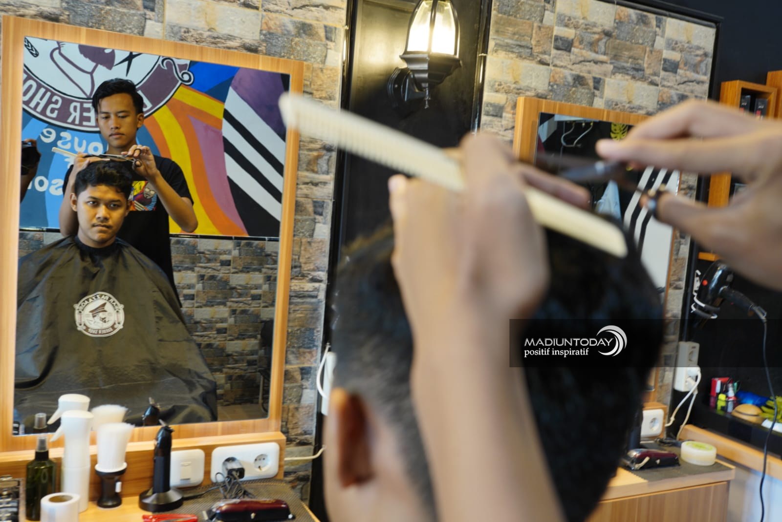 Foto 4 dari 4: Ada 33 Barbershop dan Tukang Potong Rambut Program Pangkas Rambut Gratis Cowok Maco, Berikut Daftarnya…