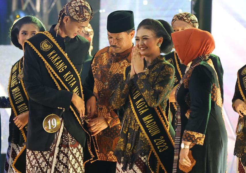 Foto 5 dari 8: Saksikan Grandfinal Kakang-Mbakyu 2023, Wali Kota Harap Duta Wisata Kuasai Banyak Bahasa untuk Madiun Mendunia