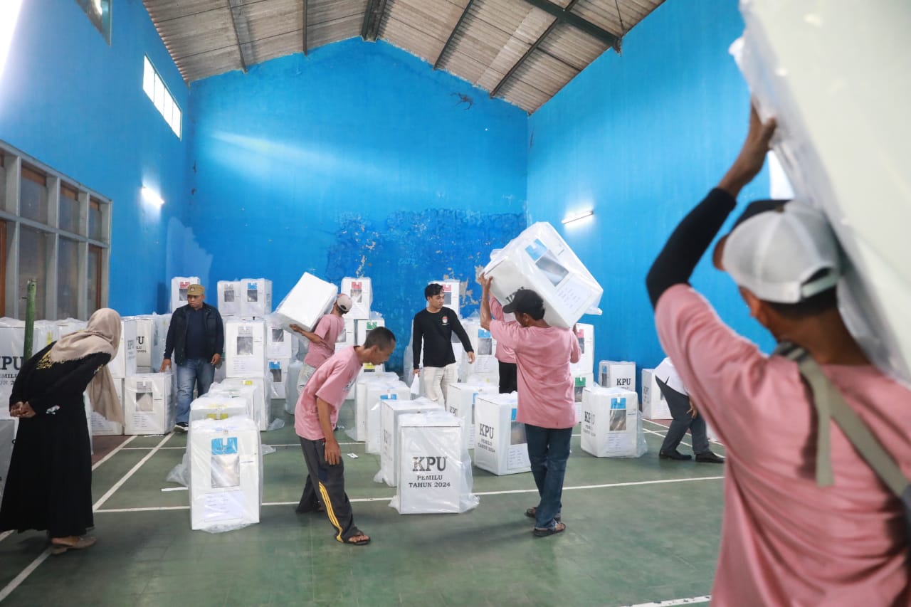 Foto 3 dari 10: H-2 Pemilu, KPU Distribusikan Logistik Pemungutan Suara Ke Kelurahan