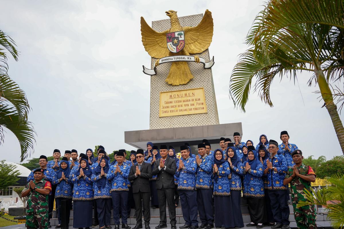 Foto 6 dari 7: Peringati Hari Pahlawan, Pemkot dan DPRD Gelar Ziarah Makam di TMP