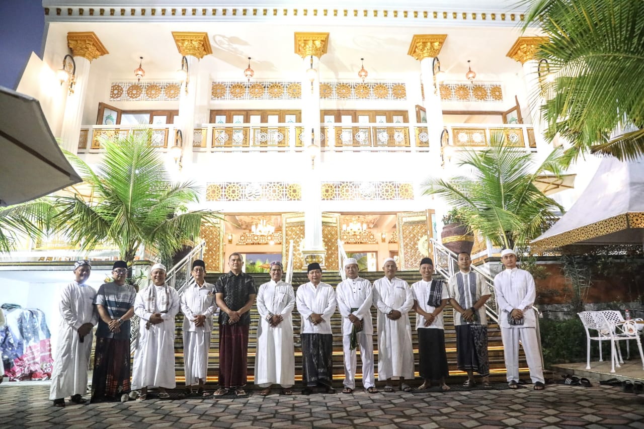 Foto 10 dari 10: Kunjungan Kerja Di Kota Madiun, Kapolda Shalat Subuh Hingga Cicip Madu Di Masjid Pondok Abi Bahrun Madinatul Jannah