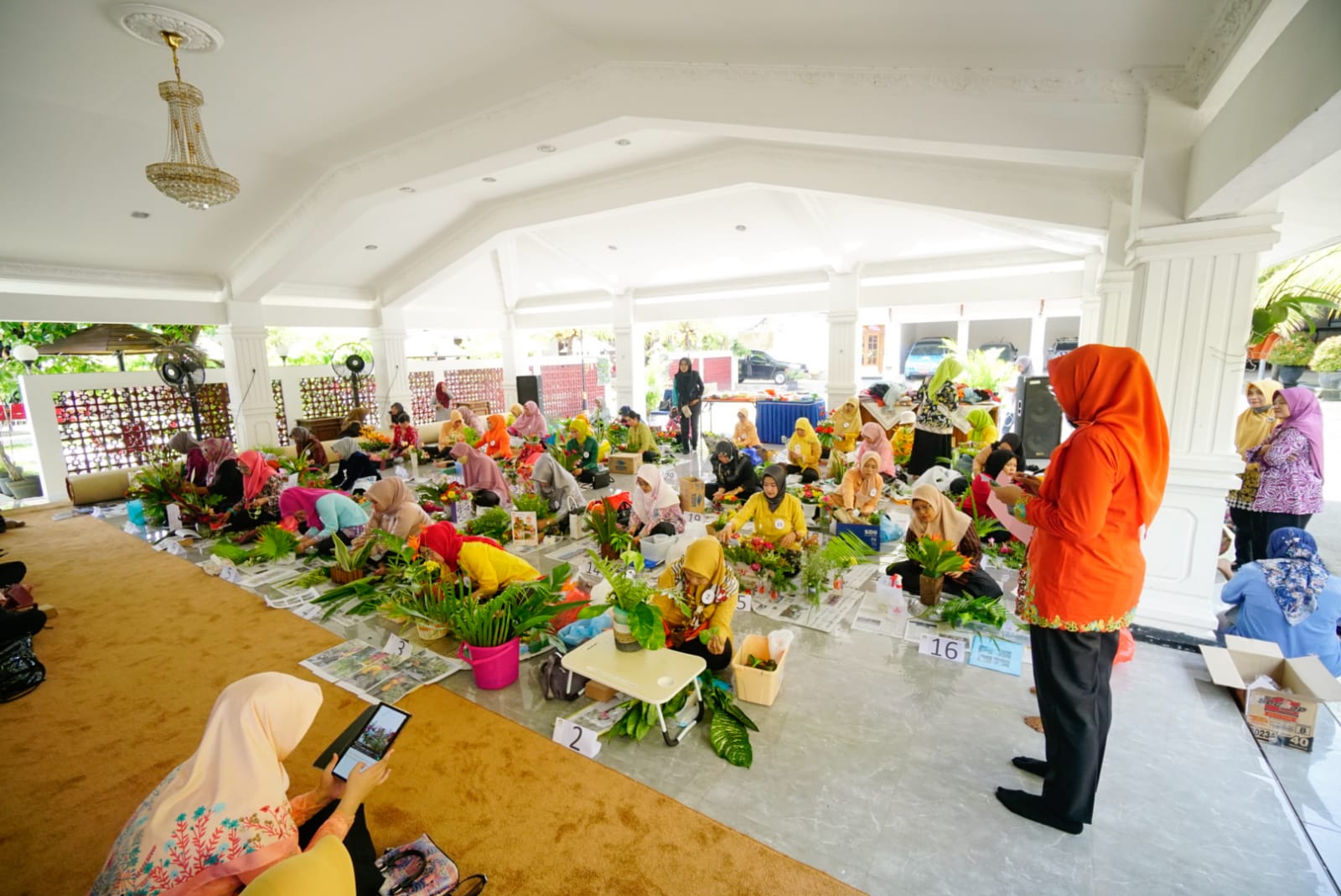 Foto 3 dari 11: Adu Keterampilan, Anggota DWP Kota Madiun Ikuti Lomba Merangkai Bunga Kebun